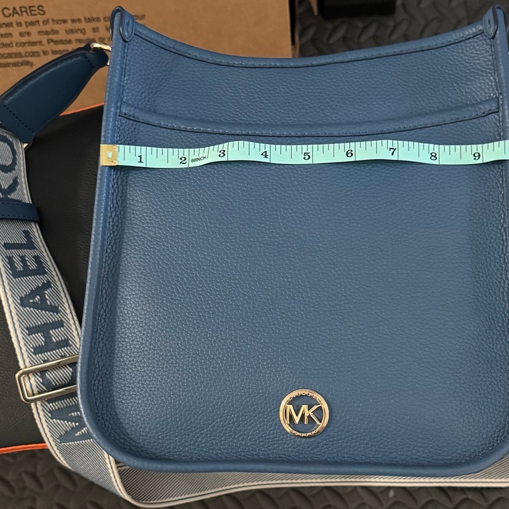 Michael Kors Crossbody in Blue Leather with guitar strap - Picture 7 of 7